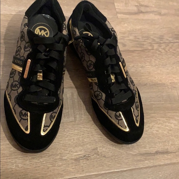 Michael Kors Shoes - 🎉Last deal 🎉Michael kors sneakers 👟
